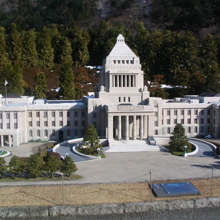 В парке архитектурных миниатюр Тобу - Парламент Японии; Тотиги