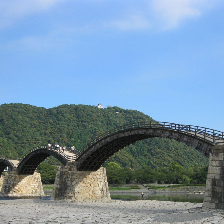 Один из символов туристической Японии - древний мост КинтайКё; Ямагути