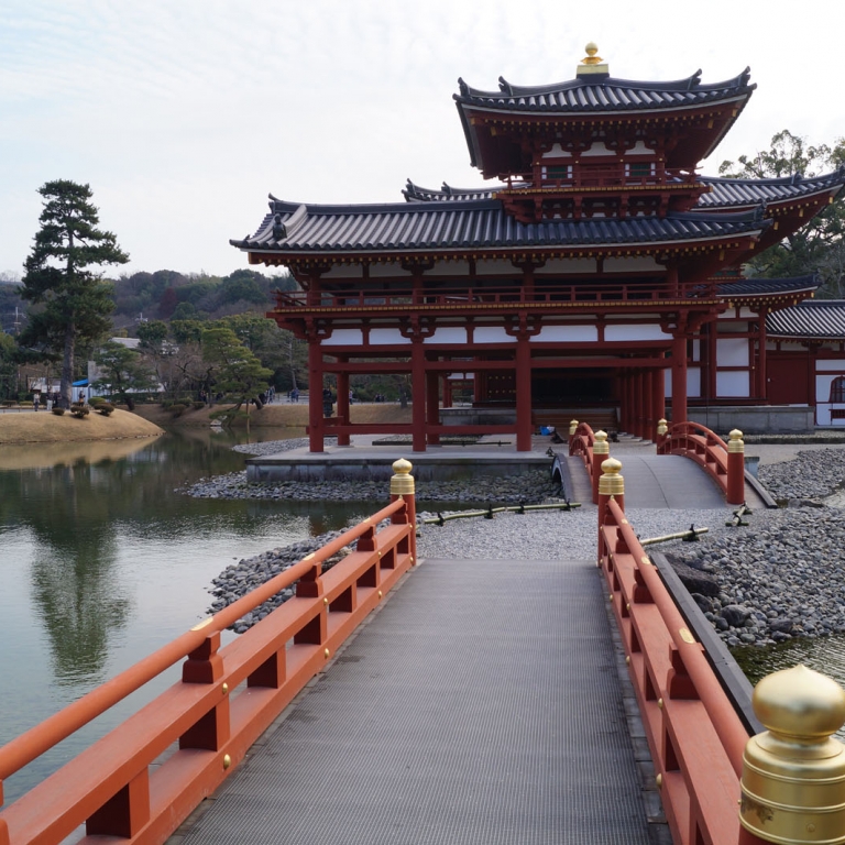 БёдоИн, пешеходный мостик над прудом; Киото