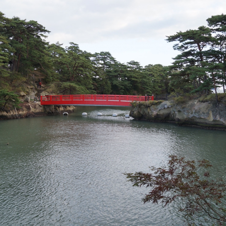 Красный мостик между сосновыми островами в Мацусима; Мияги