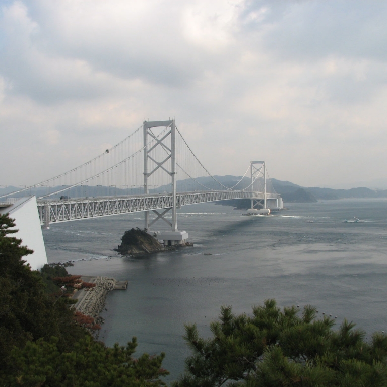 Связывающий о.Сикоку и о.Авадзи мост Наруто Охаси; Токусима