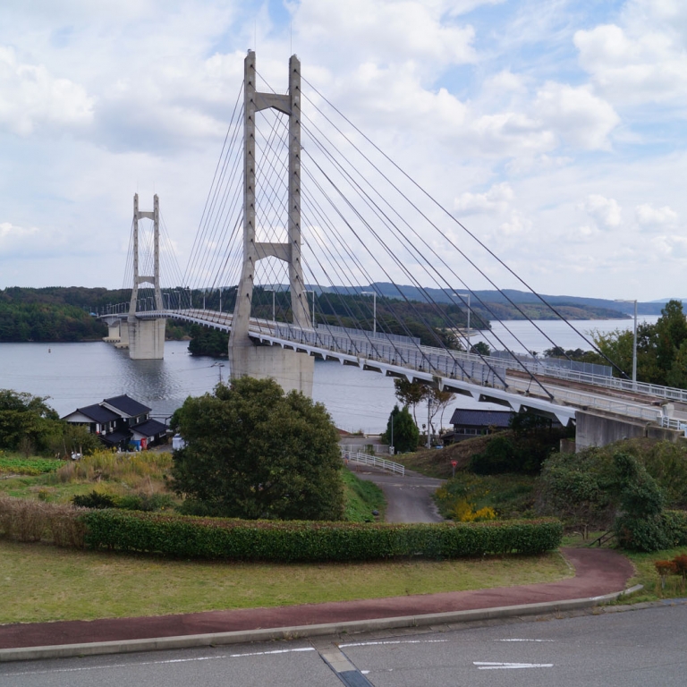 Один из двух автомобильных мостов на остров Ното; Исикава