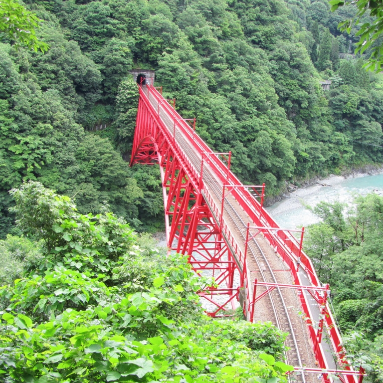 Один из десятков мостов горной железной дороги Куробэ; Тояма