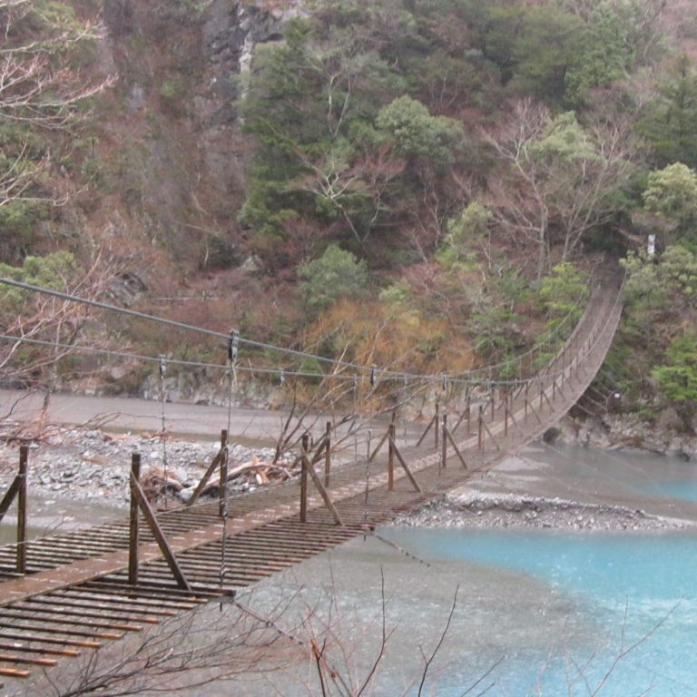 Качающийся над ущельем пешеходный мостик в ущелье Сумата; Сидзуока