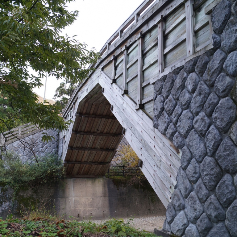 Безымянный мост в музейном парке в районе Хакусан; Исикава