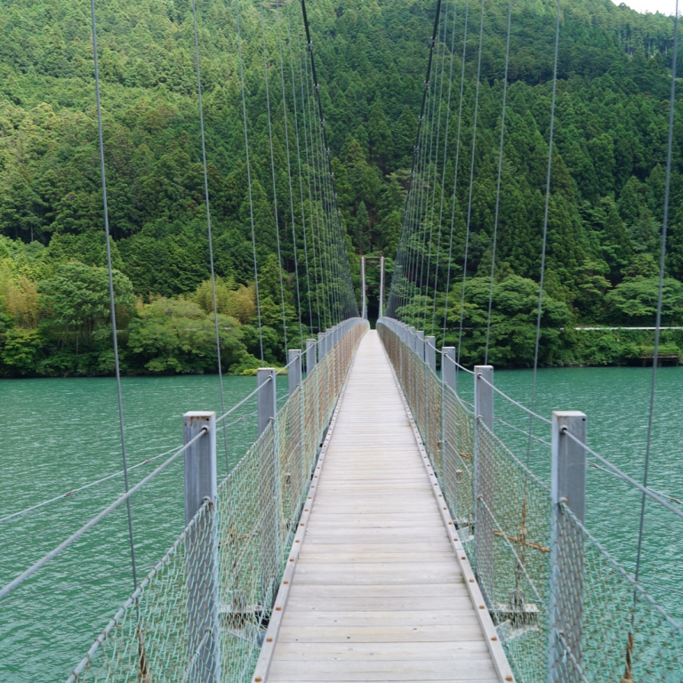 Подвесной мост через реку Тэнрю в районе плотины; Сидзуока