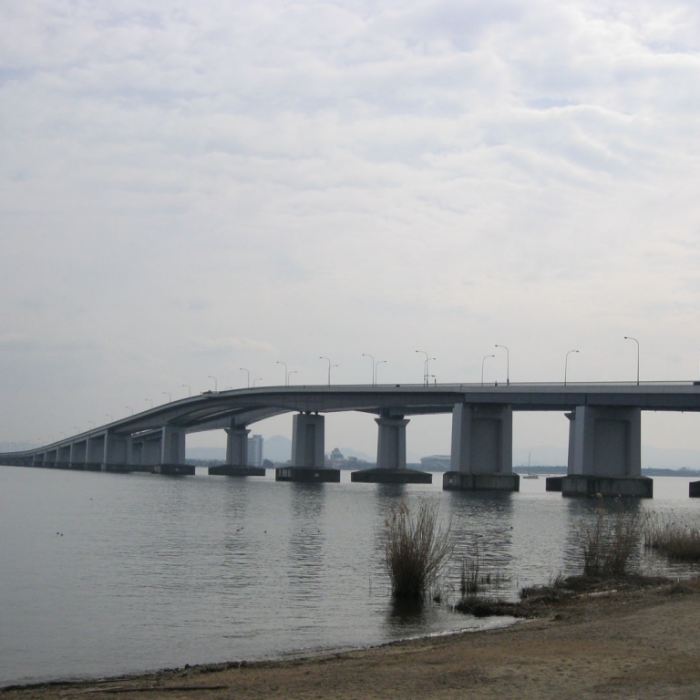 Автомобильный мост через самое большое в Японии озеро Бива; Сига