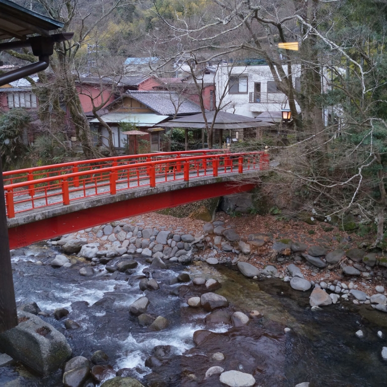 Вид на пешехоный мостик из номера в Араи Рёкан; Сидзуока