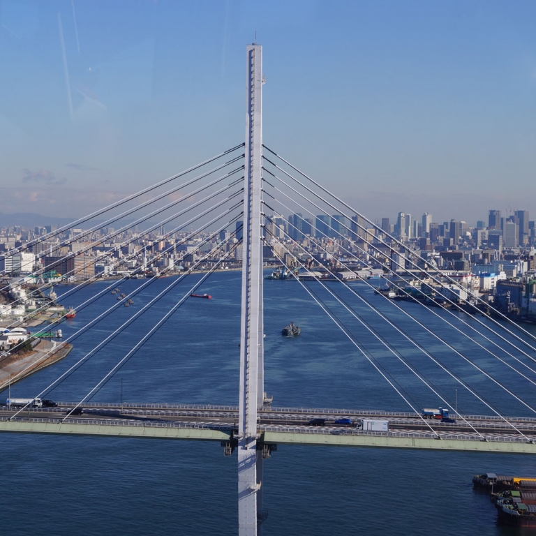 Вид на один из мостов портовой части города с колеса обозрения; Осака