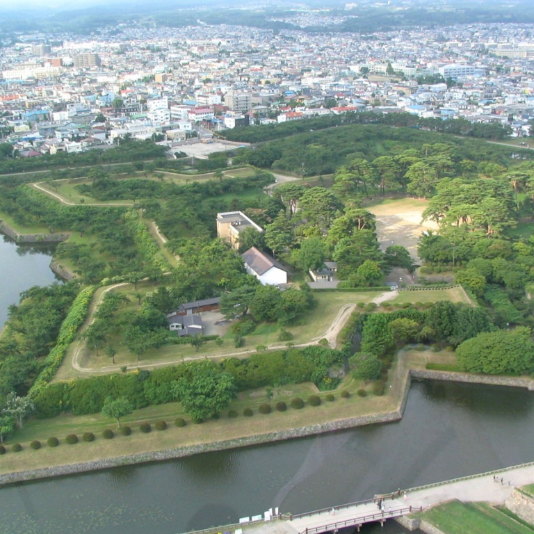 Вид на пятиконечный парк-крепость ГорёКаку с одноименной башни в Хакодатэ; Хоккайдо