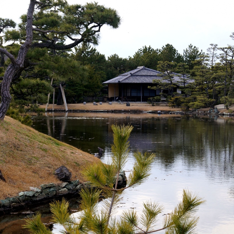 Чайный домик на берегу пруда - один из классических элементов; Вакаяма