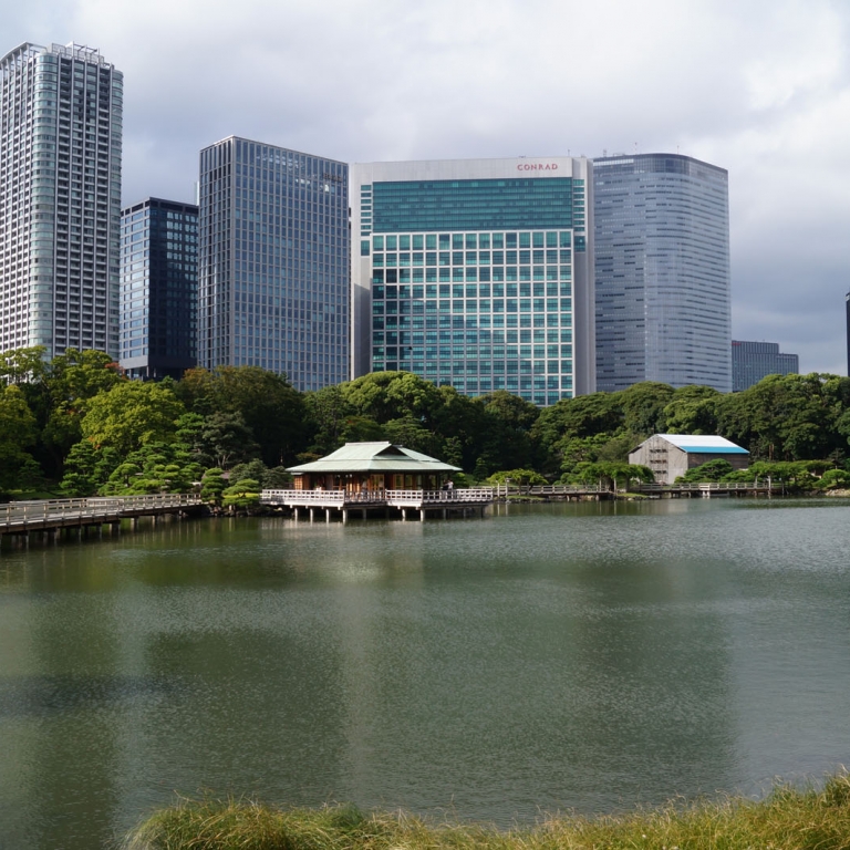 Пруд парка Хамарикю на фоне небоскребов Сиодомэ; Токио