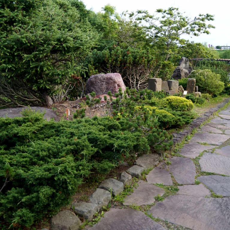Скульптуры из камня в парке краеведческого музея Кусиро; Хоккайдо