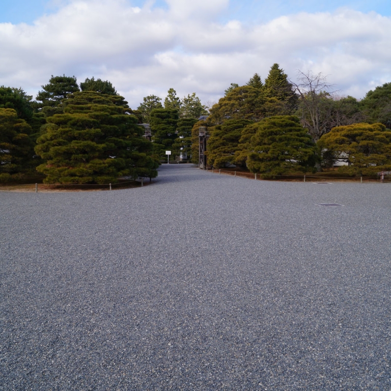 Поле ровной гальки парка Императорского дворца старой столицы; Киото