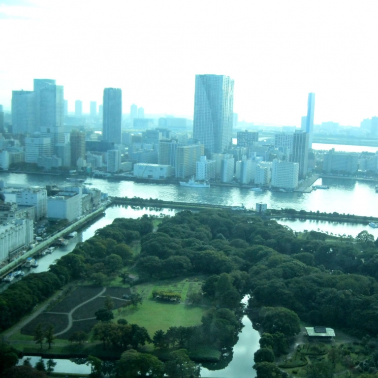 Вид на парк Хамарикю из окон гостиницы Конрад; Токио