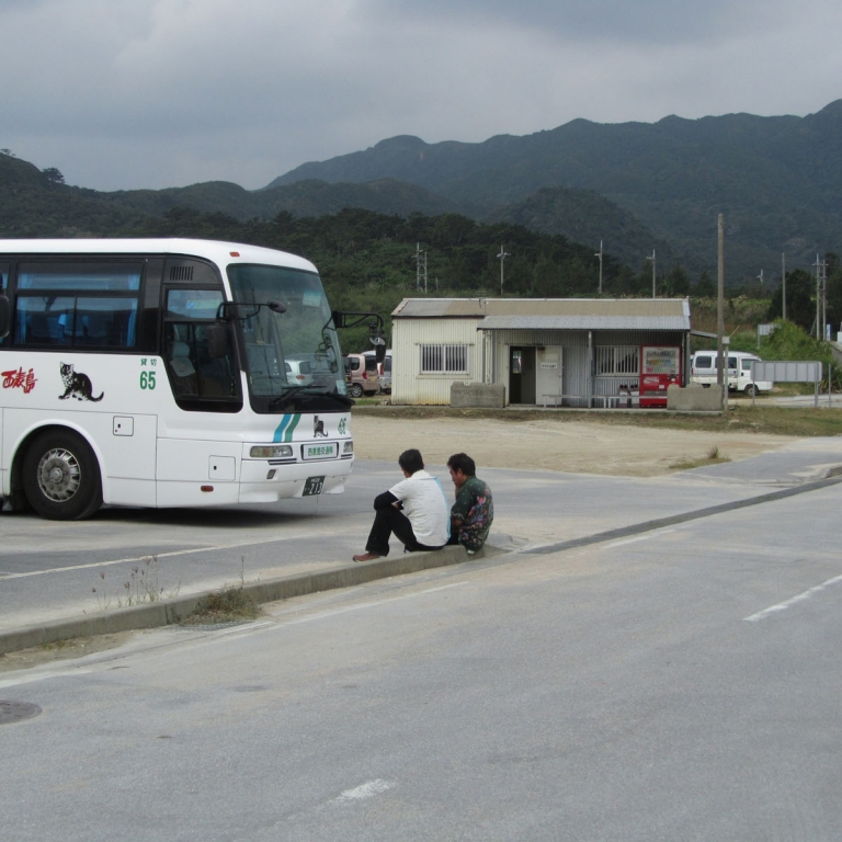 Водители провинциальных автобусов отдыхают между рейсами - напоминает Среднюю Азию, о.ИриОмотэДзима; Окинава