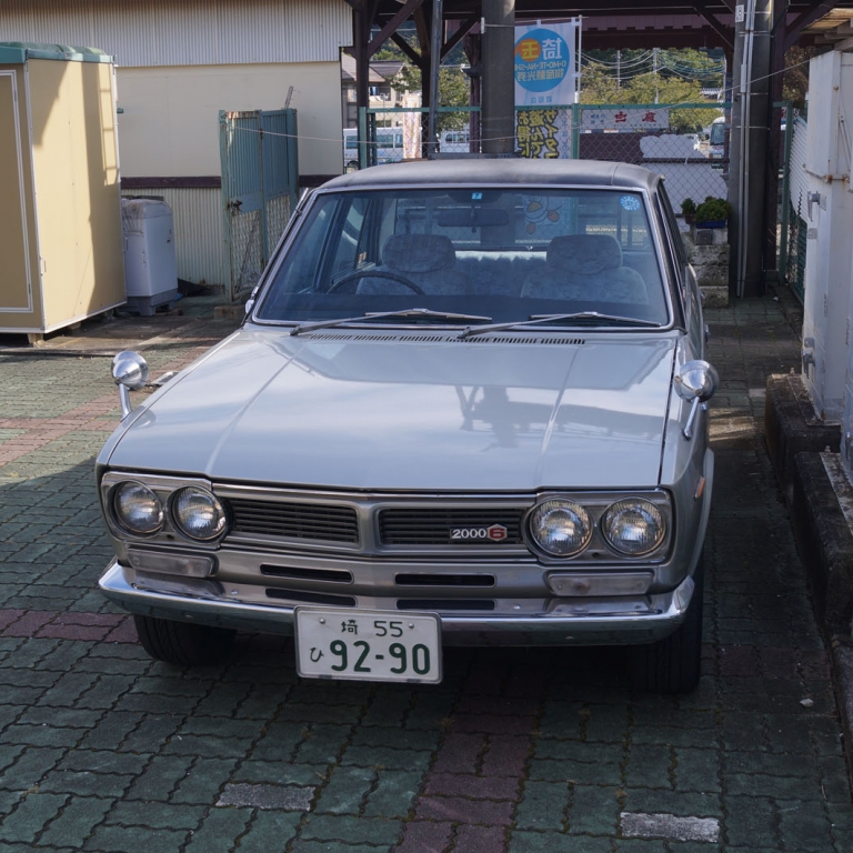 Машине лет сорок, старые номера; Сайтама