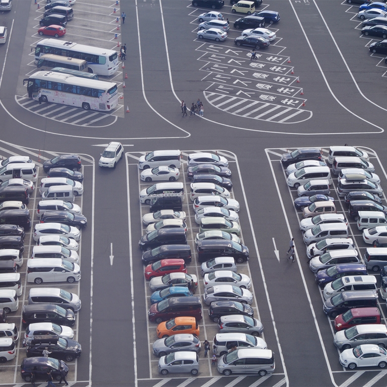 Заполненная парковка на сервисной зоне Авадзи; Хёго