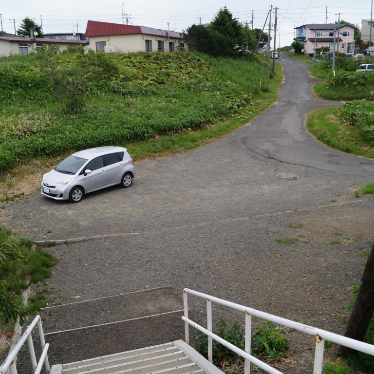 Моя одинокая машина у краней восточной железнодорожной станции Японии - Хигаси Нэмуро; Хоккайдо