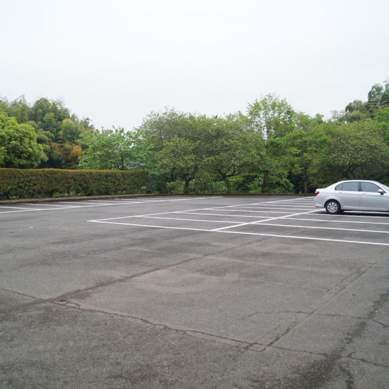 Моя одинокая машина  на парковке у музея Басё; Тотиги