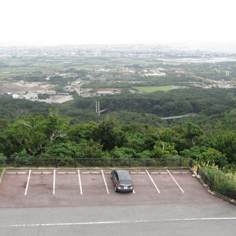 Моя одинокая машина на смотровой площадке парка Банна о.ИсигакиДзима; Окинава
