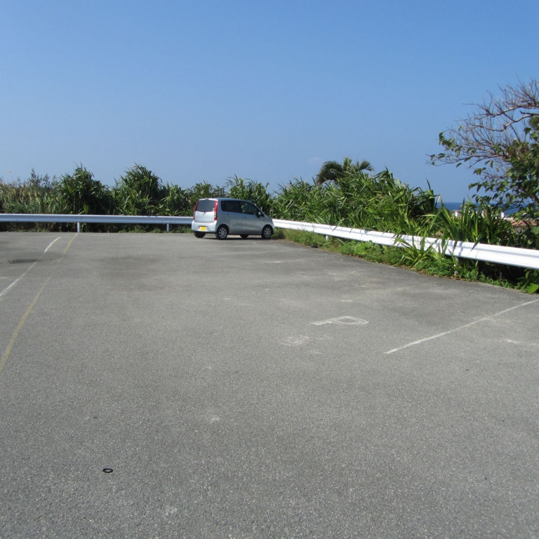 Моя одинокая машина на стоянке у пляжа ХосиСуна Бич, о.ИриОмотэДзима; Окинава