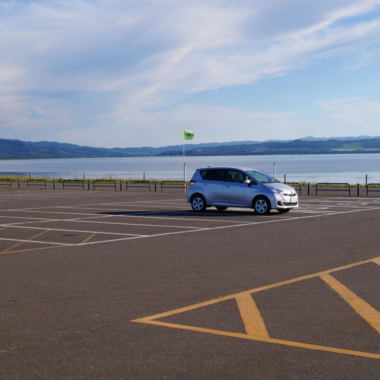 Моя одинокая машина на парковке у природного центра озера Сарома; Хоккайдо