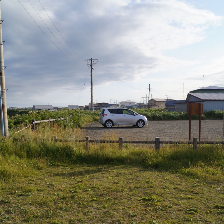 Моя одинокая машина на стоянке у маяка на мысе Носаппу, Нэмуро, 4 км до России; Хоккайдо