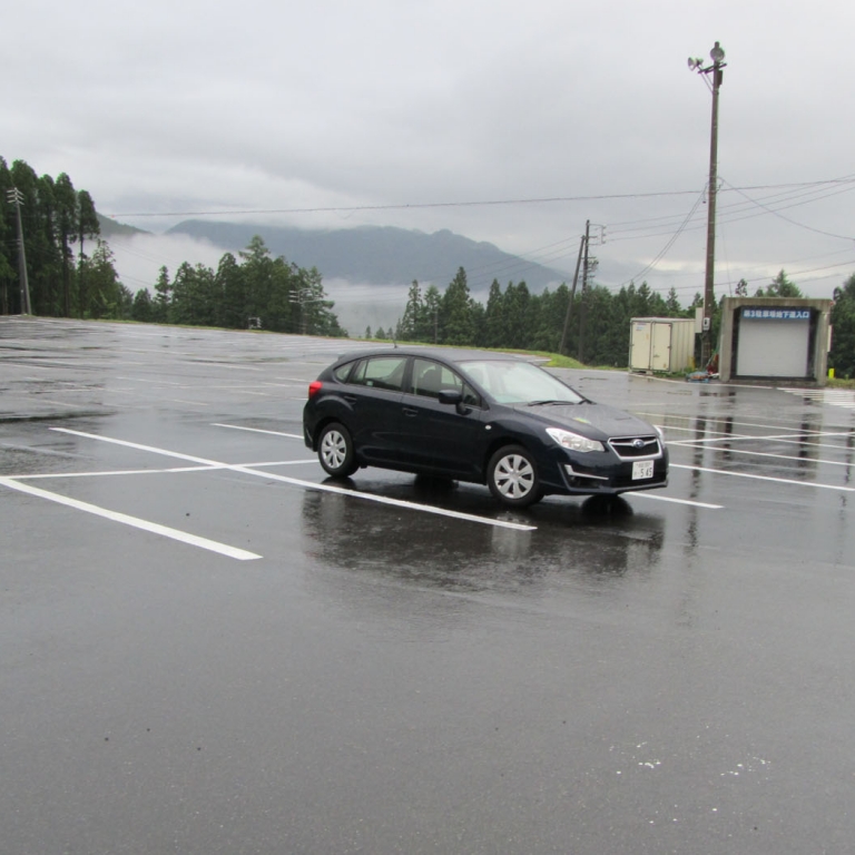 Моя одинокая машина у лыжного стадиона зимних Олимпийских игр, деревня Хакуба; Нагано