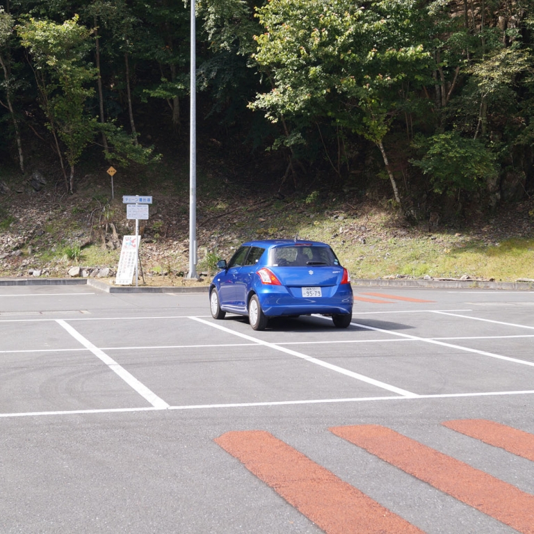 Моя одинокая машина на парковочной зоне у въезда в тоннель Карисака; Сайтама