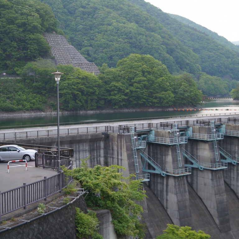 Моя одинокая машина с открытым багажником у плотины неподалеку от Оигами Онсэн; Гумма