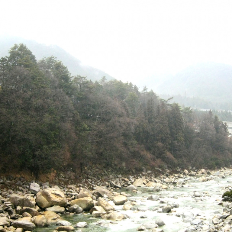 Каменистое дно мелкой реки Кисо; Нагано