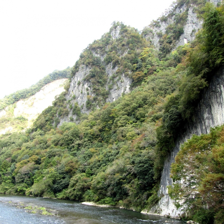 Крутой берег реки Такахаси у пещеры Икурадо; Окаяма