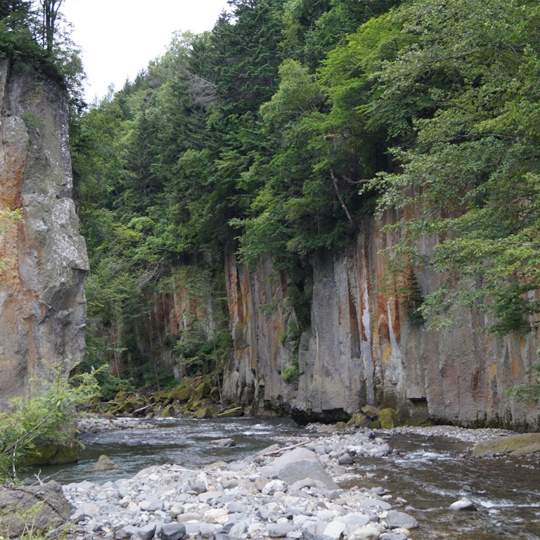 Каменные ворота Ообако, горная река в ущелье Соункё; Хоккайдо