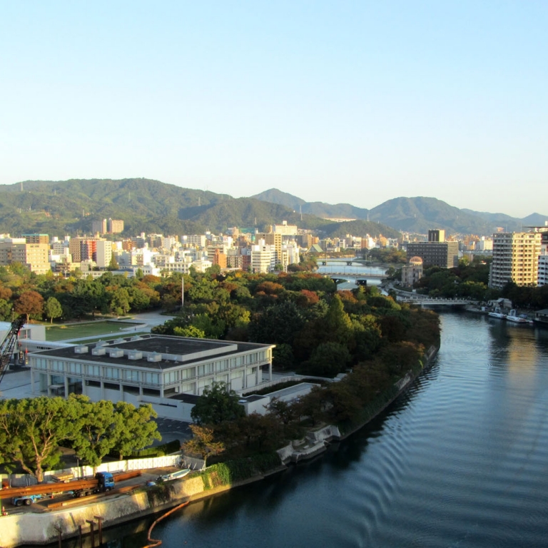 Вид на реку и Парк мира у эпицентра атомной бомбардировки; Хиросима