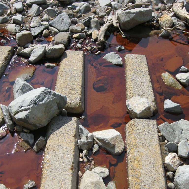 Коричневая от солей металлов вода в речке в районе обезьяннего парка ДзигокуДани; Нагано