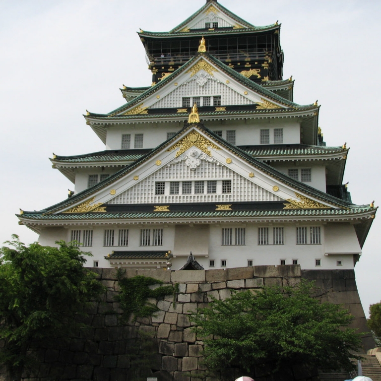 Замок Осака - также восстановленный объект; Осака