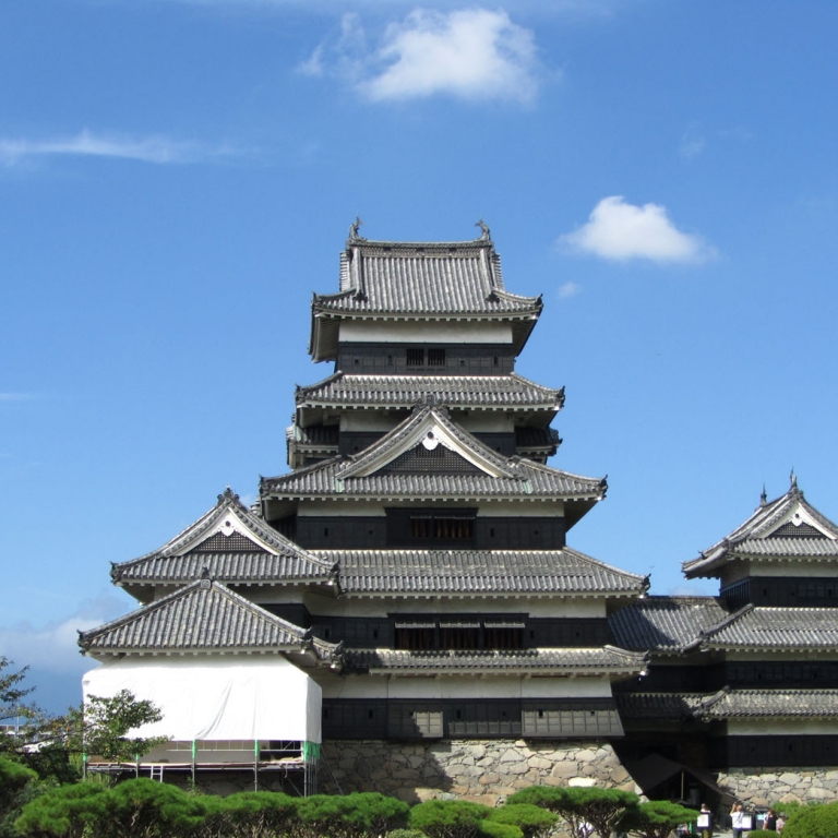 Редкий для Японии равнинный замок Мацумото; Нагано