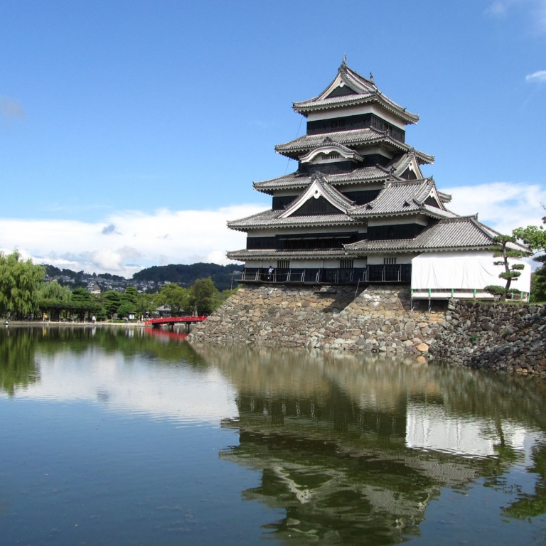 Замок Мацумото и его отражение в воде; Нагано