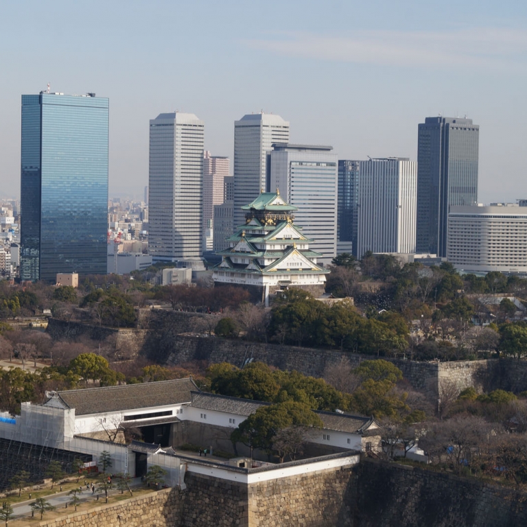 Замок Осака на фоне делового центра города; Осака