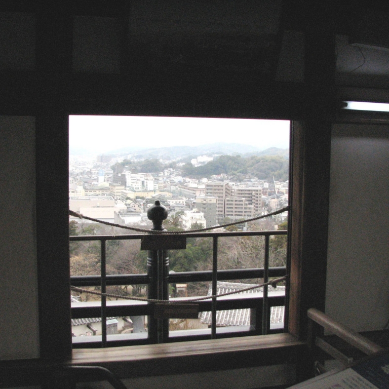 Вид на город из окошечка верхнего этажа замка; Коти