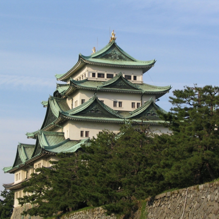 Замок Нагоя, хоть и выглядит старым, являет собой новую постройку 20-го века; Айти