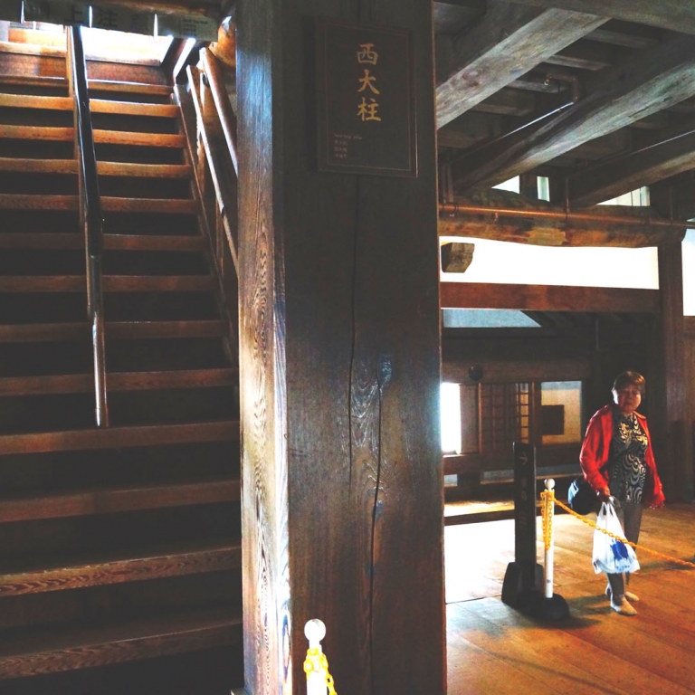 Мощные вековые бревна держат на себе всю конструкцию замка Химэдзи; Хёго