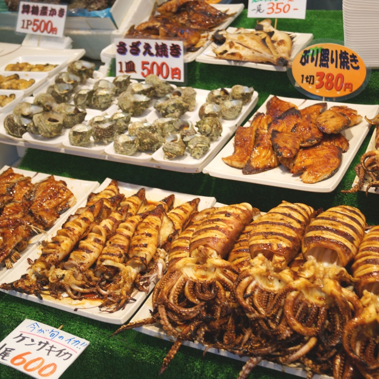 Рыбные полуфабрикаты на рынке в Майдзуру; Киото