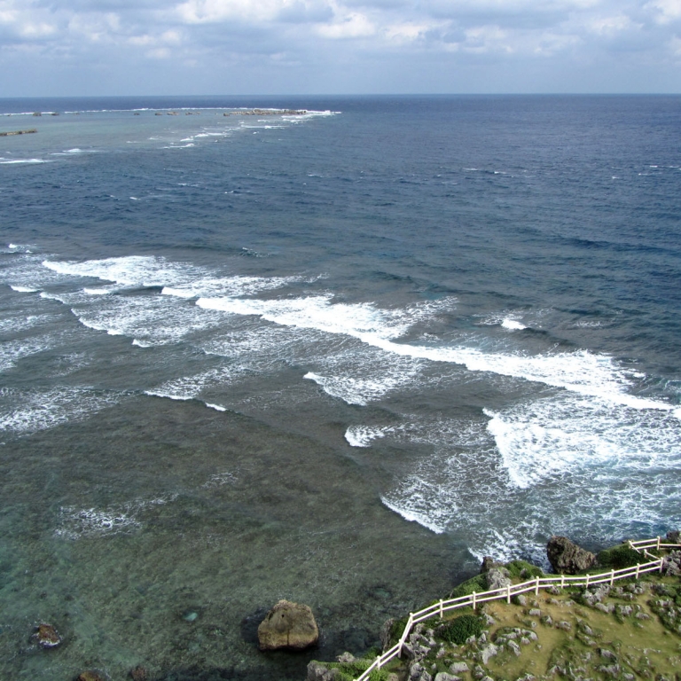 Волны, разрушающиеся о прибрежный риф на о.Мияко; Окинава