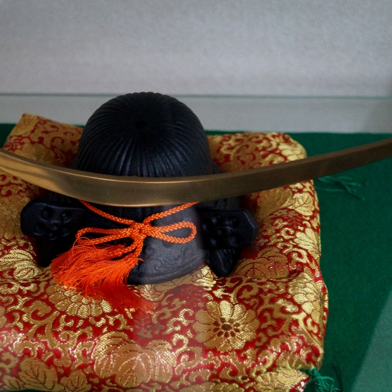 Знаменитый головной убор Датэ - крупнейшего феодала северо-восточной Японии; Мияги