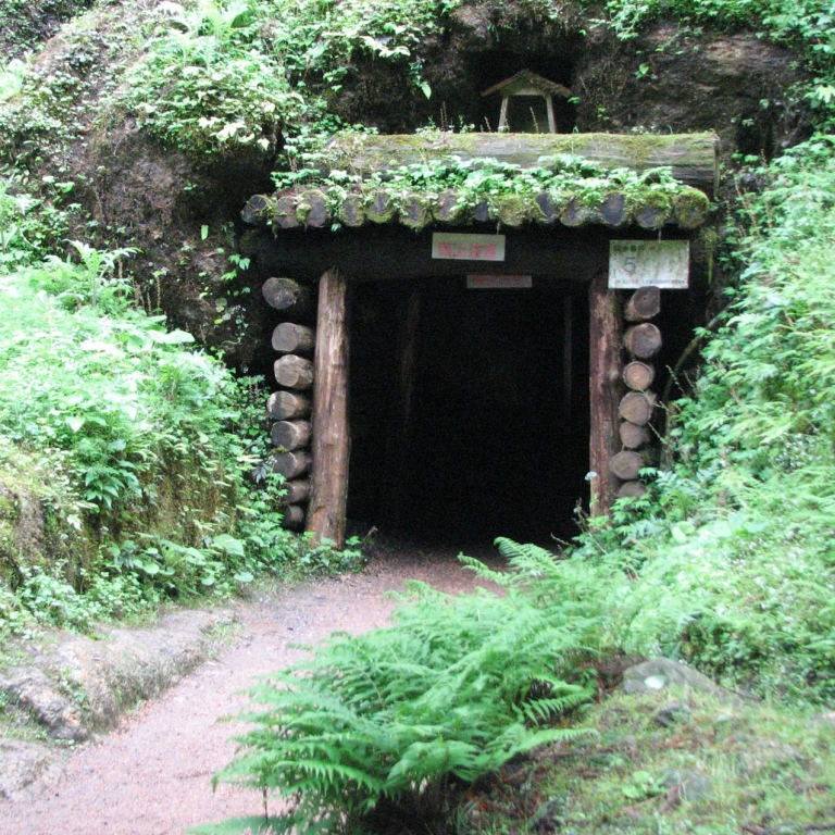 Вход в серебряный рудник 18-го века в Ивами Гиндзан; Симанэ