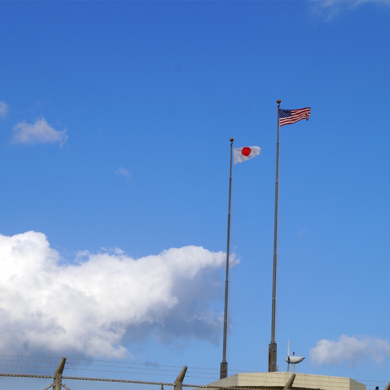 У ограды американской базы, Окинава