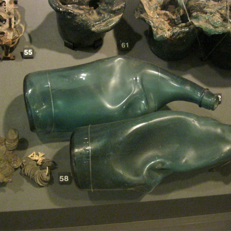 Расплавленные бутылки в музее атомной бомбардировки; Хиросима