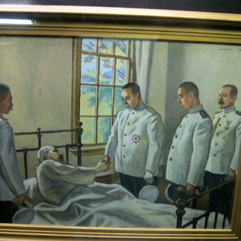 На картине адмирал Того посещает раненого в бою под Цусима адмирала Рождественского; Канагава